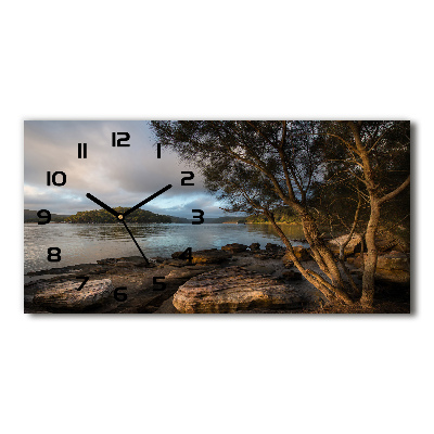 Reloj rectangular Un árbol junto al río