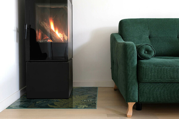 Protector suelo para estufa de leña Mariposas entre acentos vegetales.