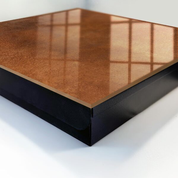 Caja para llaves de color marrón con textura