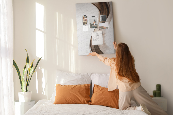 Decoración pizarra de corcho Ondas elegantes en tonos marrones