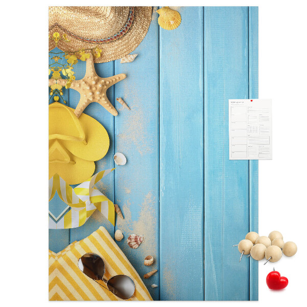 Decoración pizarra de corcho Accesorios de verano sobre un fondo de madera azul.