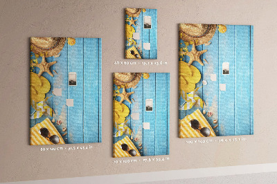 Decoración pizarra de corcho Accesorios de verano sobre un fondo de madera azul.