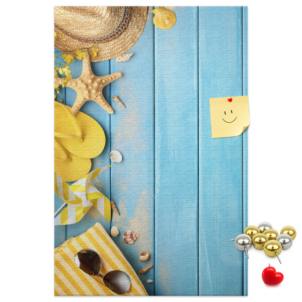 Decoración pizarra de corcho Accesorios de verano sobre un fondo de madera azul.