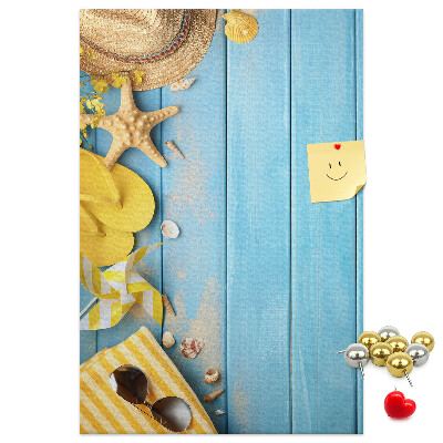 Decoración pizarra de corcho Accesorios de verano sobre un fondo de madera azul.