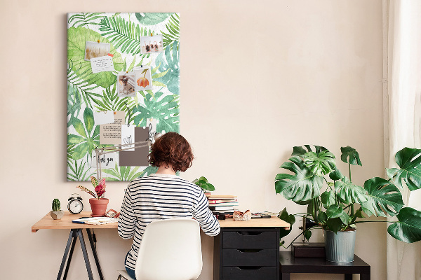 Tablero de corcho para pared Estampado de hojas tropicales en tonos verdes.