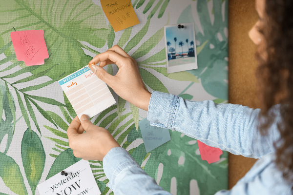 Tablero de corcho para pared Estampado de hojas tropicales en tonos verdes.