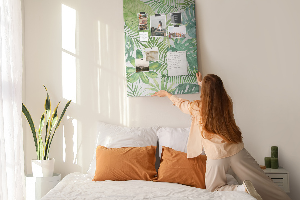 Tablero de corcho para pared Estampado de hojas tropicales en tonos verdes.