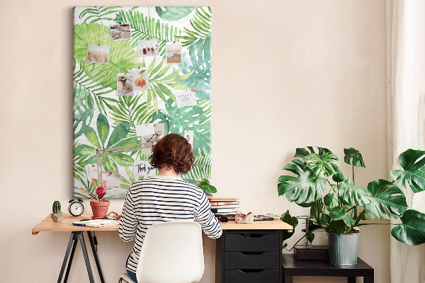 Tablero de corcho para pared Estampado de hojas tropicales en tonos verdes.