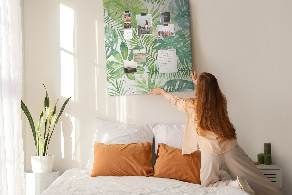 Tablero de corcho para pared Estampado de hojas tropicales en tonos verdes.