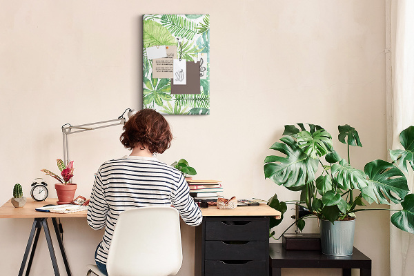 Tablero de corcho para pared Estampado de hojas tropicales en tonos verdes.