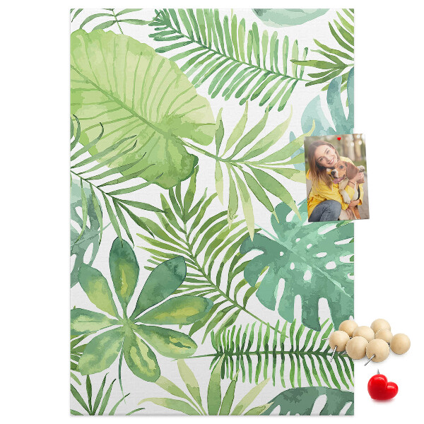 Tablero de corcho para pared Estampado de hojas tropicales en tonos verdes.