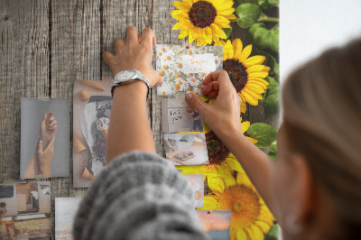Decoración pizarra de corcho Girasoles sobre un fondo de tabla de madera