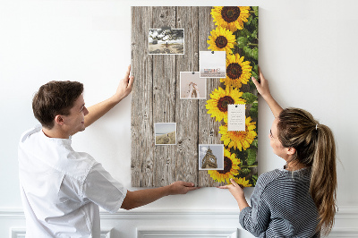 Decoración pizarra de corcho Girasoles sobre un fondo de tabla de madera