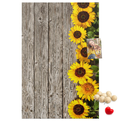 Decoración pizarra de corcho Girasoles sobre un fondo de tabla de madera