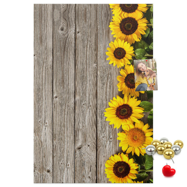 Decoración pizarra de corcho Girasoles sobre un fondo de tabla de madera