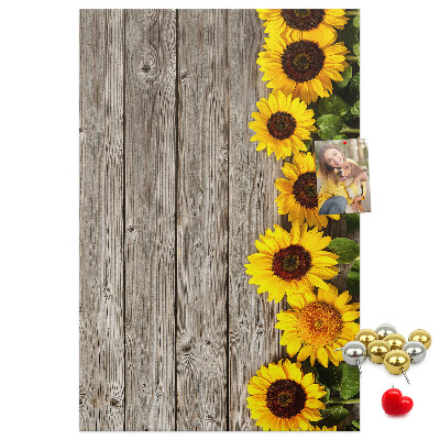 Decoración pizarra de corcho Girasoles sobre un fondo de tabla de madera