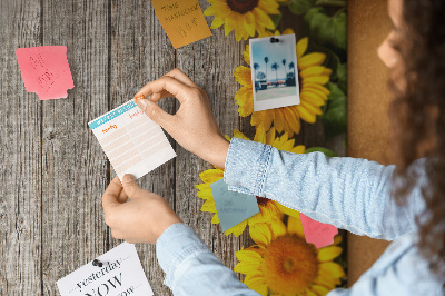 Decoración pizarra de corcho Girasoles sobre un fondo de tabla de madera