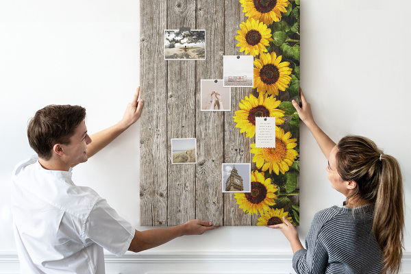 Decoración pizarra de corcho Girasoles sobre un fondo de tabla de madera