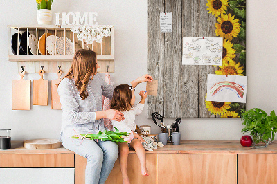 Decoración pizarra de corcho Girasoles sobre un fondo de tabla de madera