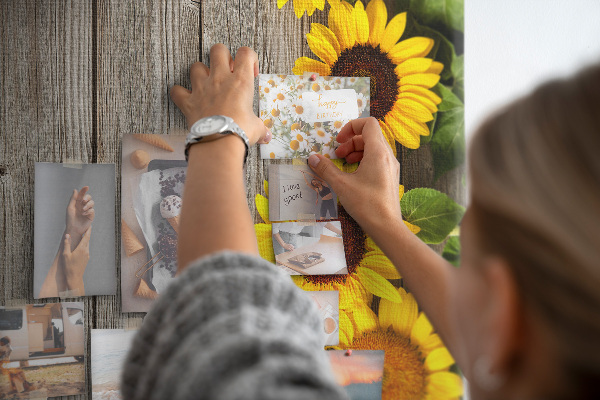Decoración pizarra de corcho Girasoles sobre un fondo de tabla de madera