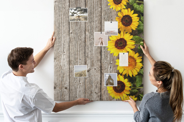 Decoración pizarra de corcho Girasoles sobre un fondo de tabla de madera