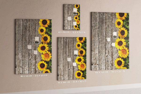 Decoración pizarra de corcho Girasoles sobre un fondo de tabla de madera