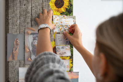 Decoración pizarra de corcho Girasoles sobre un fondo de tabla de madera