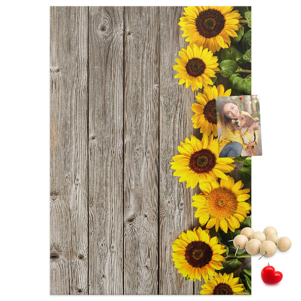 Decoración pizarra de corcho Girasoles sobre un fondo de tabla de madera