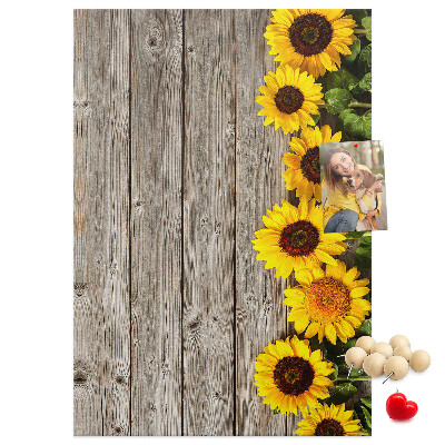 Decoración pizarra de corcho Girasoles sobre un fondo de tabla de madera