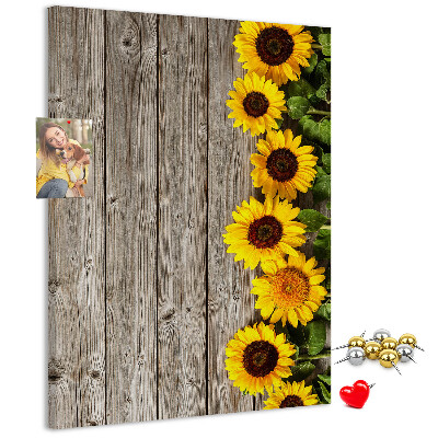 Decoración pizarra de corcho Girasoles sobre un fondo de tabla de madera