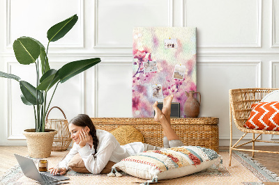 Tablero de corcho para pared Detalles florales en tonos delicados.