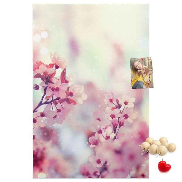 Tablero de corcho para pared Detalles florales en tonos delicados.