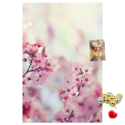 Tablero de corcho para pared Detalles florales en tonos delicados.