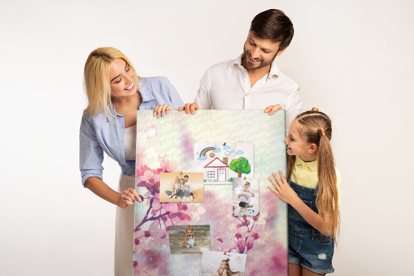 Tablero de corcho para pared Detalles florales en tonos delicados.