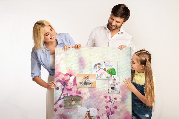 Tablero de corcho para pared Detalles florales en tonos delicados.