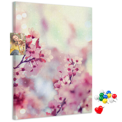 Tablero de corcho para pared Detalles florales en tonos delicados.