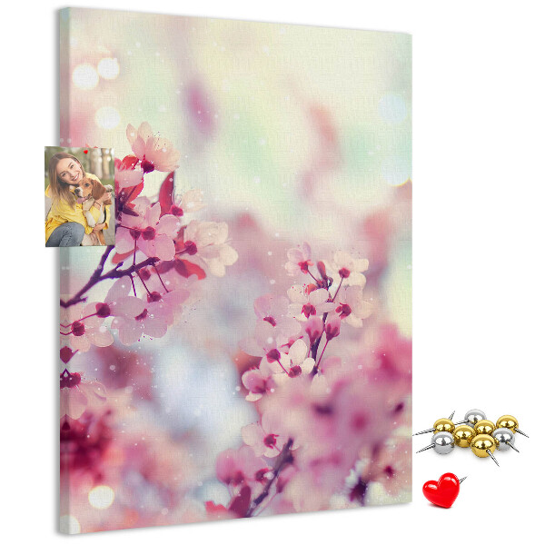 Tablero de corcho para pared Detalles florales en tonos delicados.