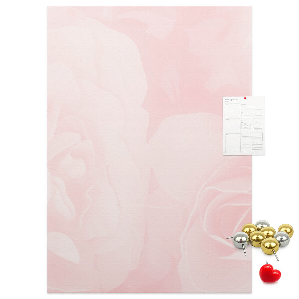 Tablón de corcho Delicadas rosas rosadas al fondo.