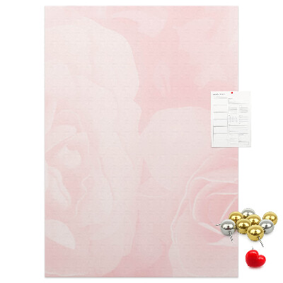 Tablón de corcho Delicadas rosas rosadas al fondo.