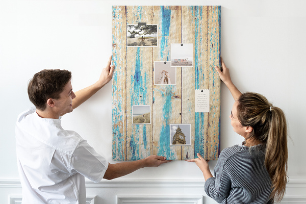 Decoración pizarra de corcho Panel de madera antiguo con detalles azules.