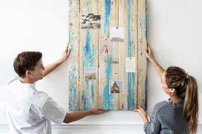Decoración pizarra de corcho Panel de madera antiguo con detalles azules.
