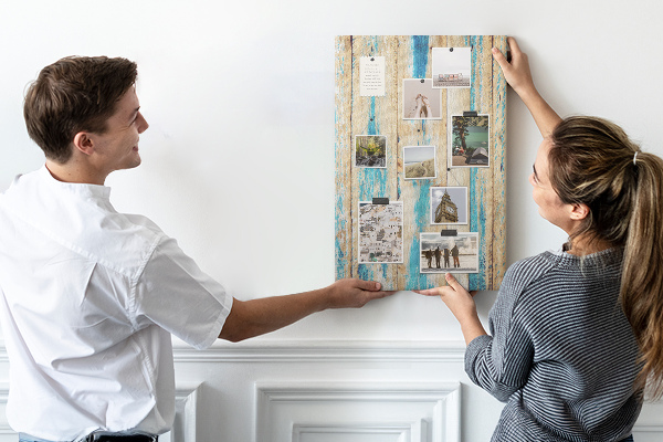 Decoración pizarra de corcho Panel de madera antiguo con detalles azules.