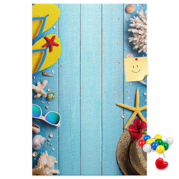 Tablón de corcho Accesorios de verano sobre un fondo de madera azul