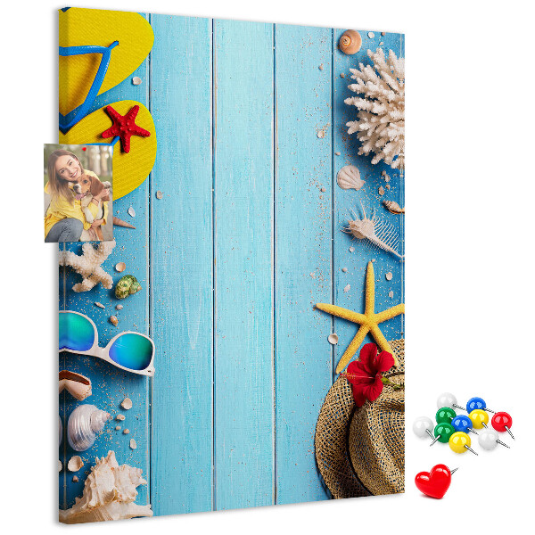 Tablón de corcho Accesorios de verano sobre un fondo de madera azul