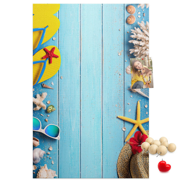 Tablón de corcho Accesorios de verano sobre un fondo de madera azul
