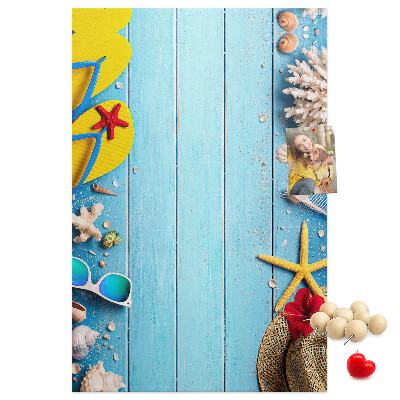 Tablón de corcho Accesorios de verano sobre un fondo de madera azul