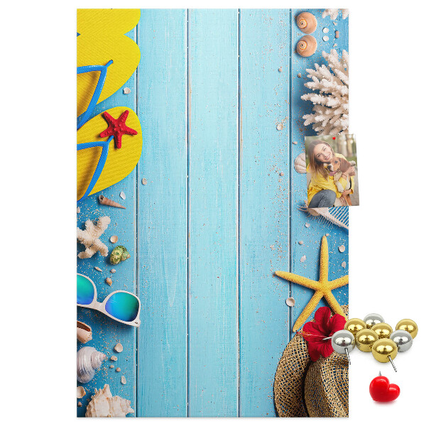 Tablón de corcho Accesorios de verano sobre un fondo de madera azul