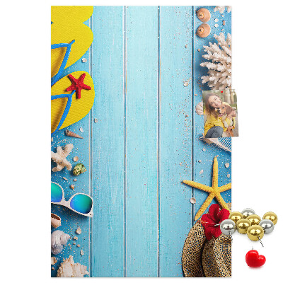Tablón de corcho Accesorios de verano sobre un fondo de madera azul