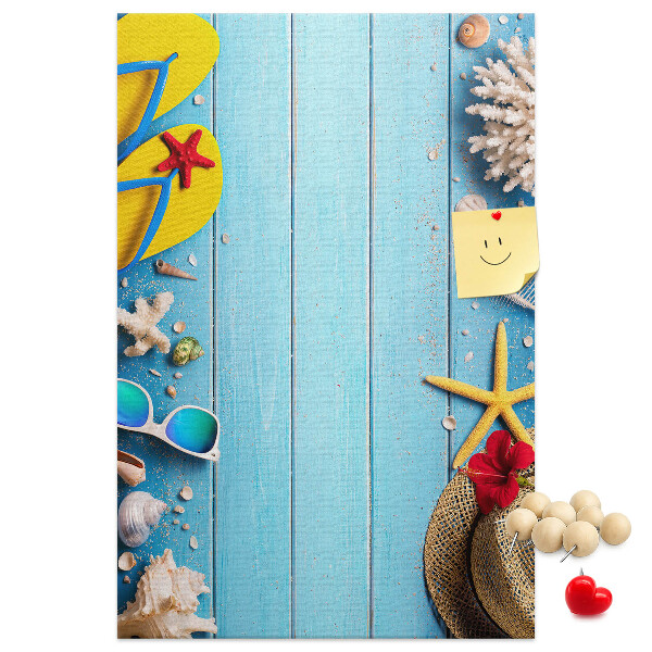 Tablón de corcho Accesorios de verano sobre un fondo de madera azul