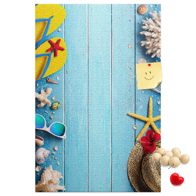 Tablón de corcho Accesorios de verano sobre un fondo de madera azul